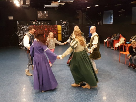 MCC uči: Delavnica srednjeveških plesov 