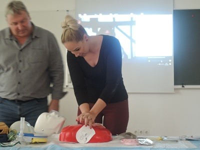 Usposabljanje za rokovanje z defibrilatorjem 